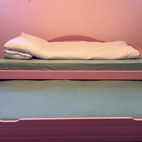 Rosa enkeltseng med enda en uttrekkbar seng