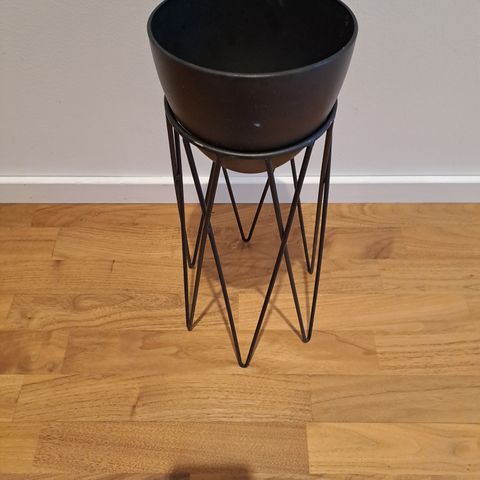 Pidestall med potte for kr. 250