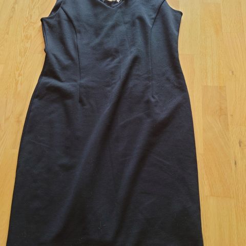 Ermeløs etui-kjole fra Esprit str M
