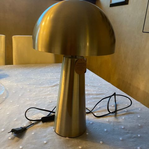 Kjempefin «gull» lampe.