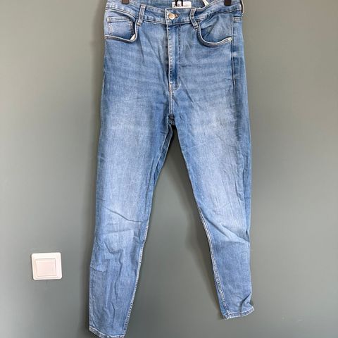 Shaping jeans med høyt liv fra Zara