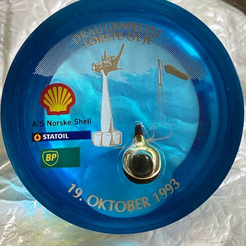 Draugenfeltet Første Olje 19. okt 1993 glasskule med ekte olje Shell BP Statoil