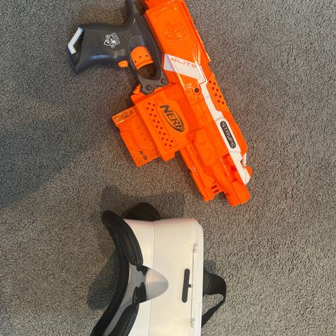 Nerf-pistol og VR-briller