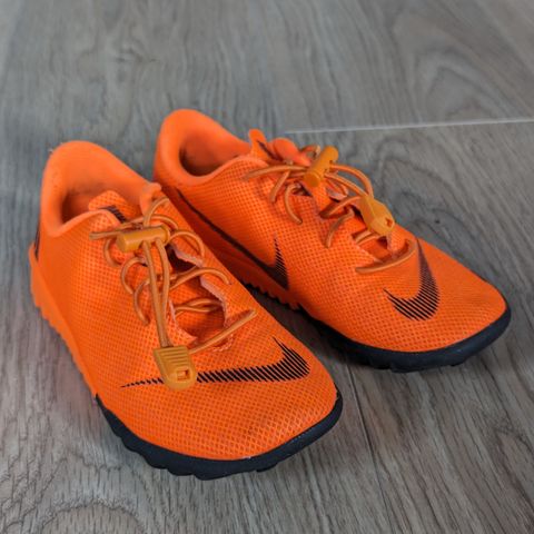 Nike fotballsko str 29,5