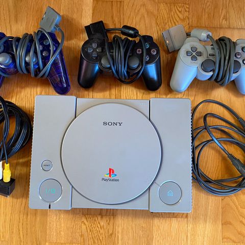 PLAYSTATION 1 med 3 stk. kontroller