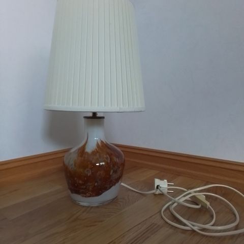 Vintage Randsfjord glass 1970-tallet bordlampe med original lampeskjerm