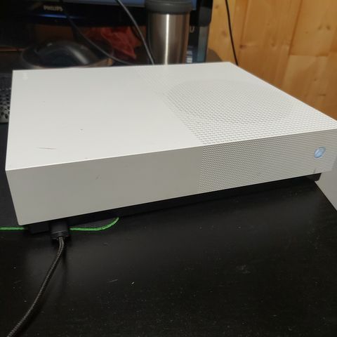 XBOX one S luftes for salg.