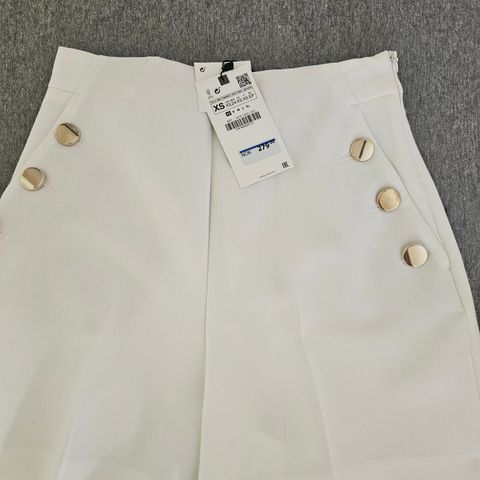 Selger en ubrukt søt shorts fra Zara.