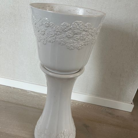 Hvit vase på stativ