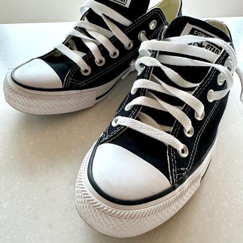 Converse - helt nye - svarte - 37,5