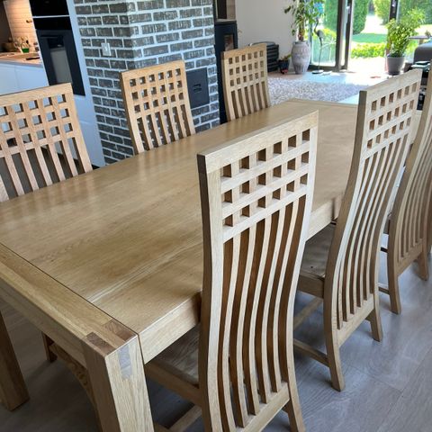Eik spisebord og 6 stk stoler., bord er 90 cm bredde og 200cm lengte.
