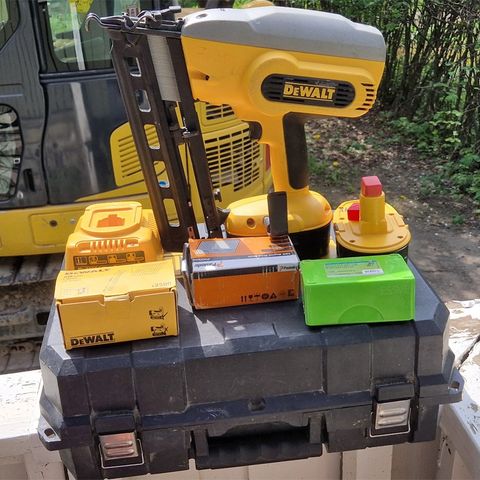 Pent brukt Dewalt DC 618 dykk pistol med 2 batteri og lader