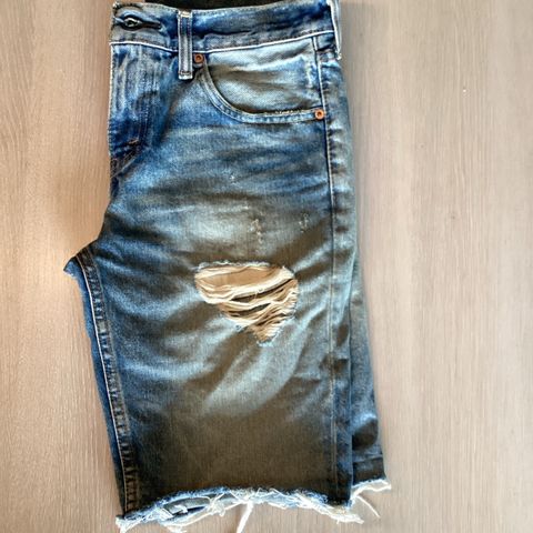 Shorts. Levis. Røff med frynser og hull str:W:29