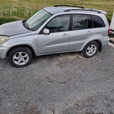 Toyota rav4 selger i deler.