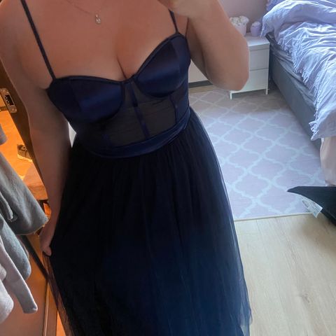 Mørkeblå kjole med korsett