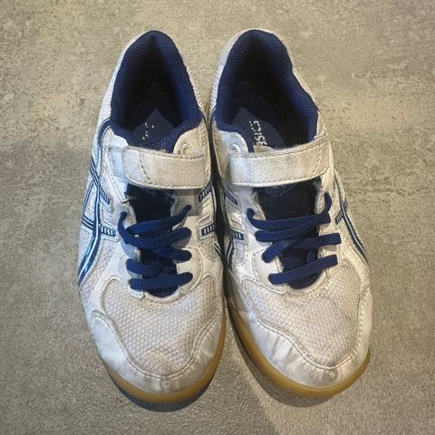 Innesko med lys såle Asics , str.30