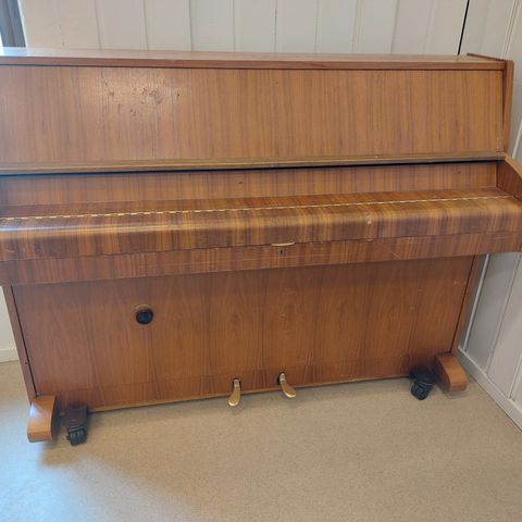 Schimmel piano gis bort