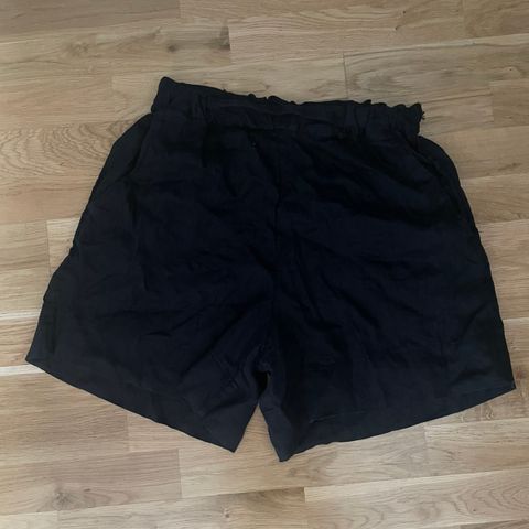 2 par like Bik Bok shortser og 1 HM linshorts selges samlet