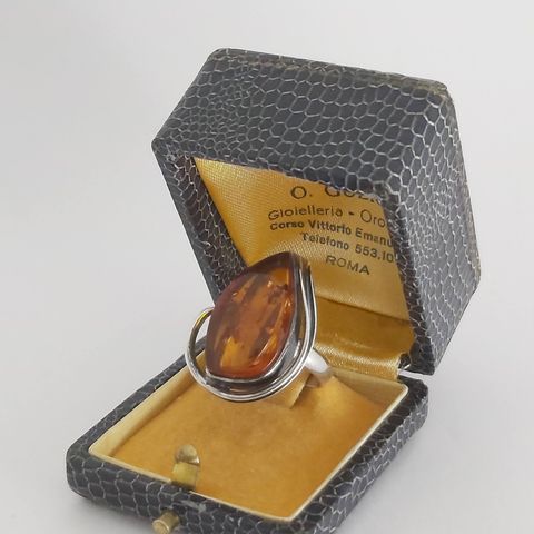 Klassisk vakker polsk sølvring med honningfarget rav, art deco stil