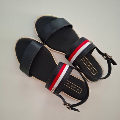 Tommy Hilfiger skinn sandaler i str 39 ( UK 6).