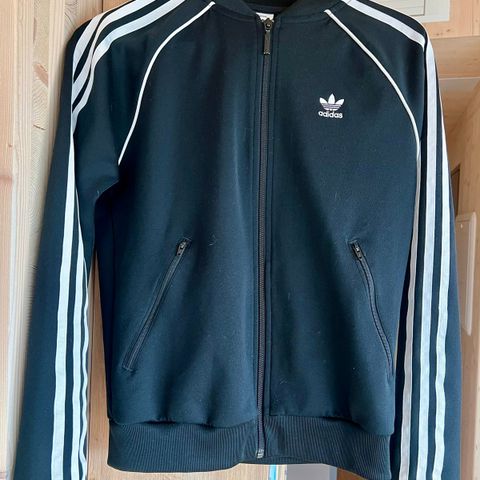 Klassisk Adidas-jakke, pent brukt