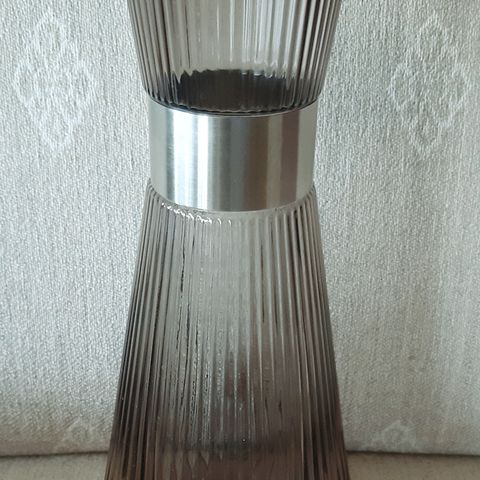 Stilig Rosendal Karaffel i sotfarget rillet glass, med metall hals.