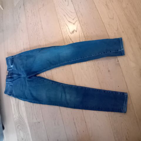 Levi's jeans str 28.