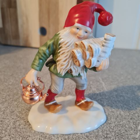 Firkløveren nisse. nisse bærer ved og kaffikjelen.