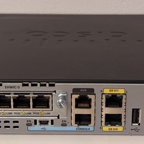 Cisco 1921 ink. 8-ports PoE(af)-svitsjkort selges!