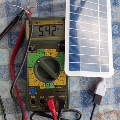 Solcellepanel 5V DC for lading av mobil / nettbrett osv