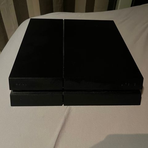 PS4 1TB med 6 spill og 4 kontroller