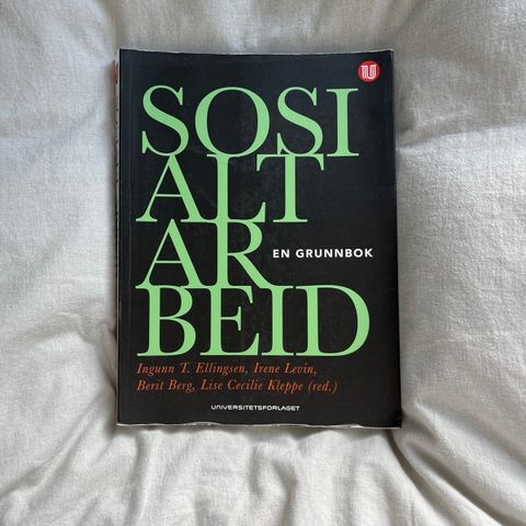 Sosialt arbeid: En grunnbok (2021) - Pensumbok 1. og 2. år sosialt arbeid