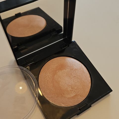 Laura Mercier