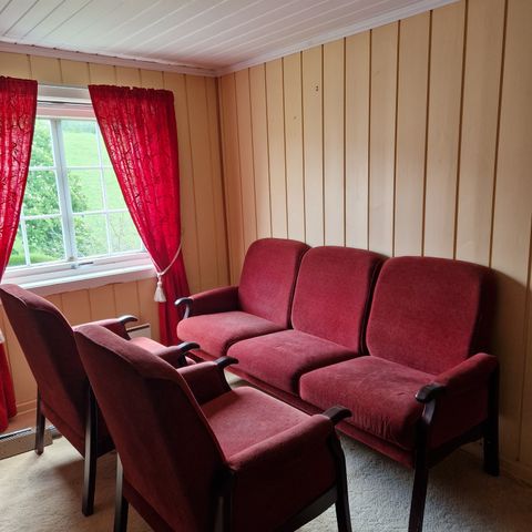 Rød sofa og 2 stoler