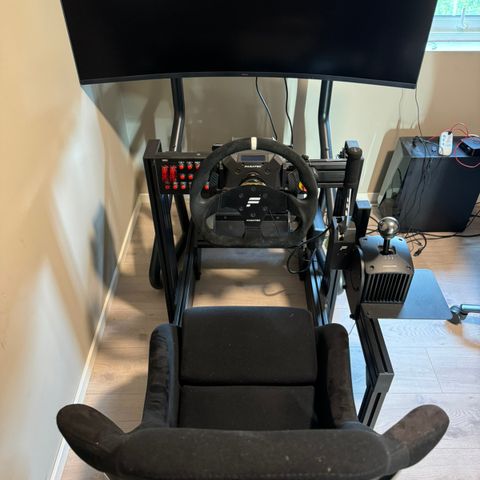 Komplett Fanatec/SimLab Racing Simulator med 49" Curved Samsung gamingskjerm