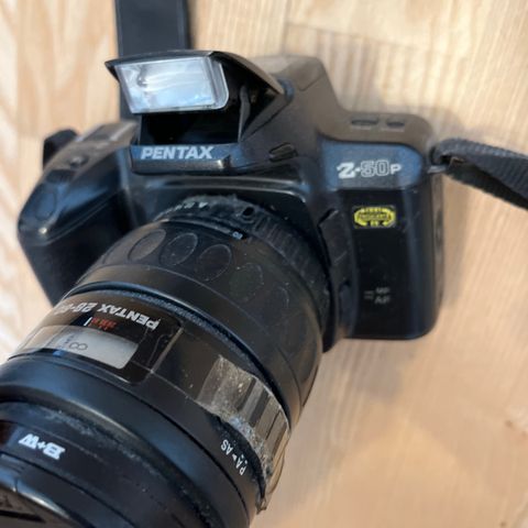 Canon og Pentax kamera med ekstra utstyr selges samlet.