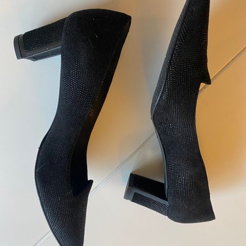 STUART WEITZMAN KLASSISKE PUMPS (37.5)