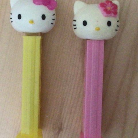 Hello Kitty Pez dispensere