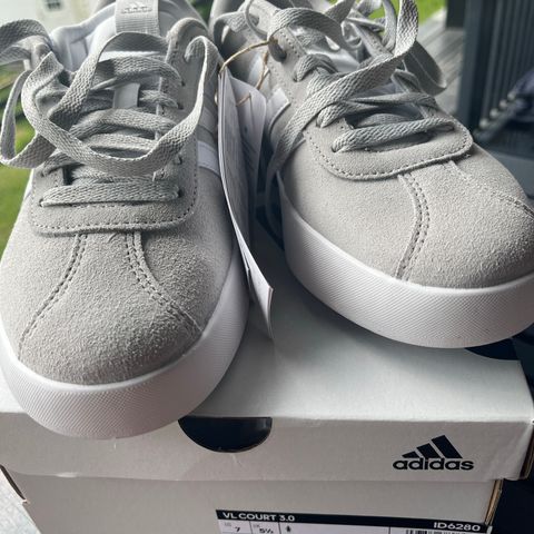 Nye Adidas sneakers selges 500,-