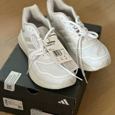 Hvite Adidas Duramo 10 str 39 1/3 UBRUKT (frakt nå kun 19,-)