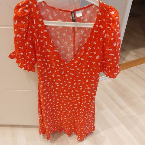 Rød kjole fra H&M størrelse 38