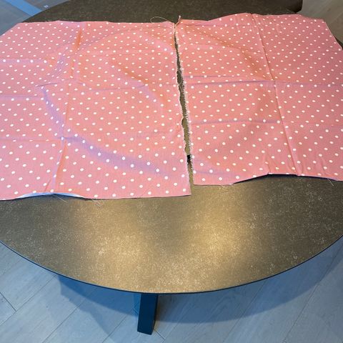 To stoffbiter, rosa med hvite prikker