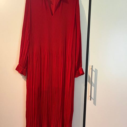Rød kjole fra «H&M» str. 42-44