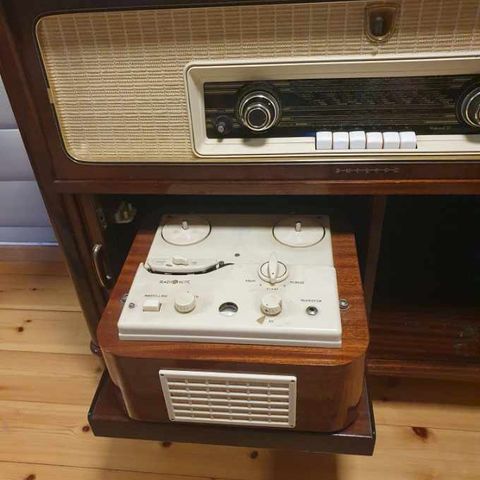 Originalt radiokabinett fra 1956 med båndopptaker