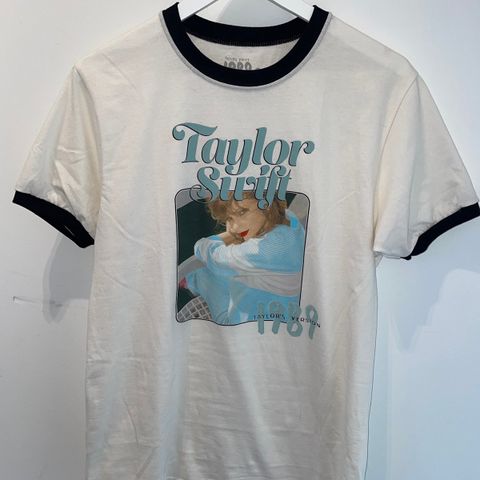 Taylor Swift merch - 1989