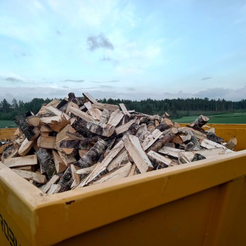 Bjørkeved 1200 liter fritt tilkjørt .