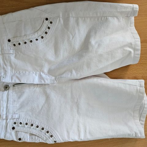 Hvit shorts med fine detaljer str M, brukt 1 gang