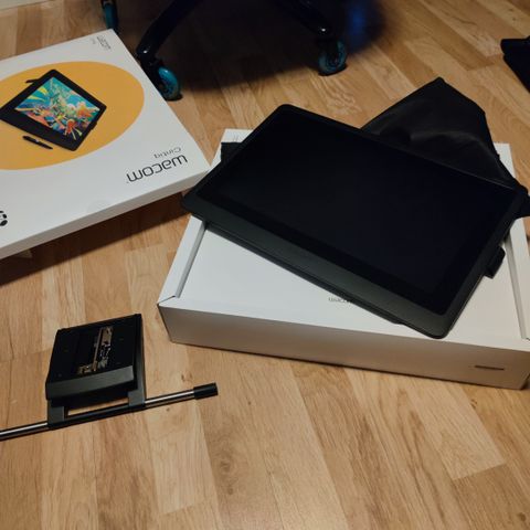 Selger Wacom Cintiq 16 med stativ