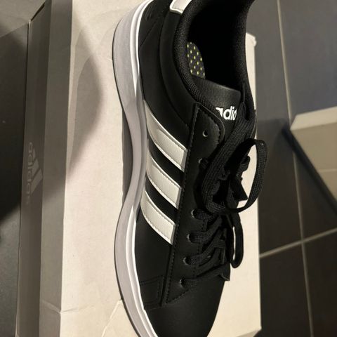 Helt nye Adidas sko str. 43 selges