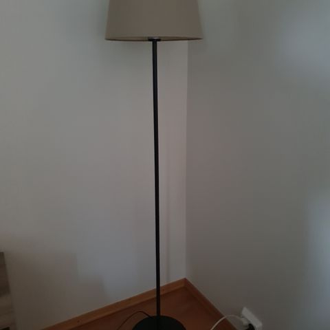 Stålampe med skjerm